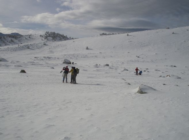 hombres haciendo fotos en la nieve